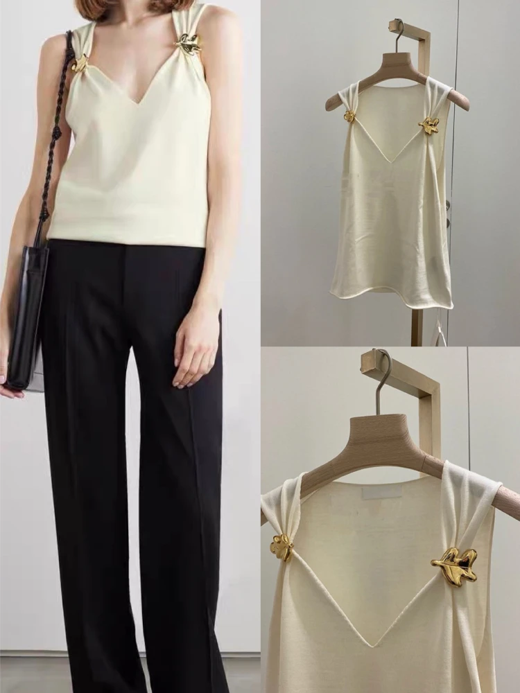 

2022 Summer New Arrival Woman White Gold-tone Brooch V-neck Sleeveless Knitted Top Drop Shipping Runway Style