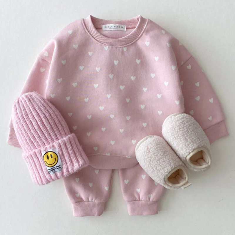 

2022 Spring Autmn Baby Clothing Set Baby Korean Cute Full Hearts Print Boys Girls Hoodie Suit Toddler Clothes Set 2766