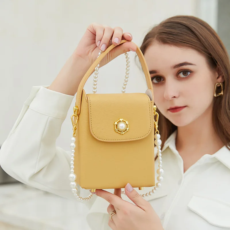 

Кожаный кошелек высокого качества, сумка для телефона, новинка 2022, великолепная сумка на плечо с жемчужной цепочкой, сумка-мессенджер, модна...