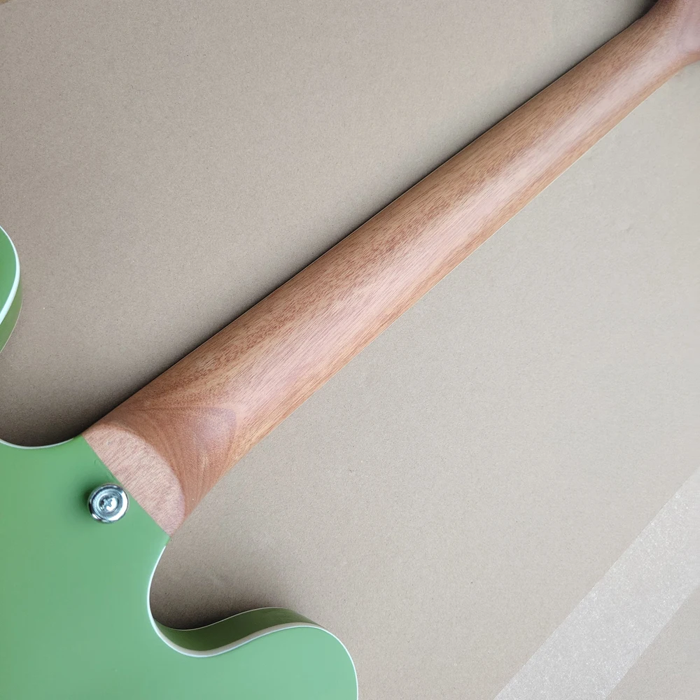 Флюоресцентная электрическая гитара с коричневыми круглыми краями и