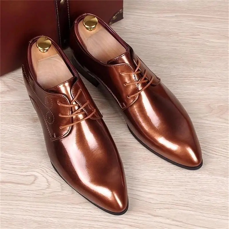 

Men Derby Shoes Patent Leather Shiny PU Simple Pointed Toe Wing Tip Lace Up Fashion Business Casual Wedding Party Dress Shoes