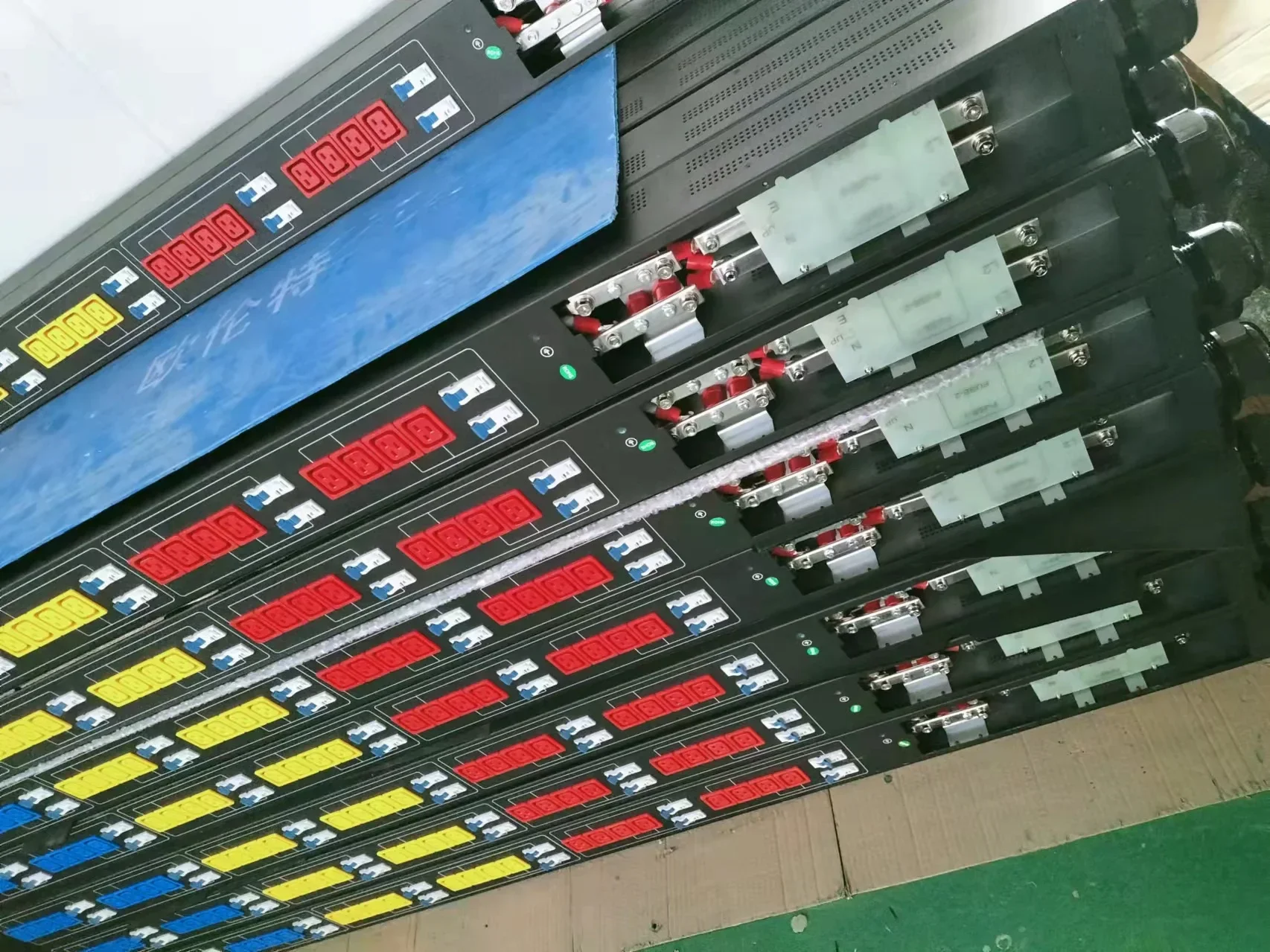 ETL 3-фазный PDU 415 В 220 C19 Розетка Монтаж в стойку Блок распределения питания