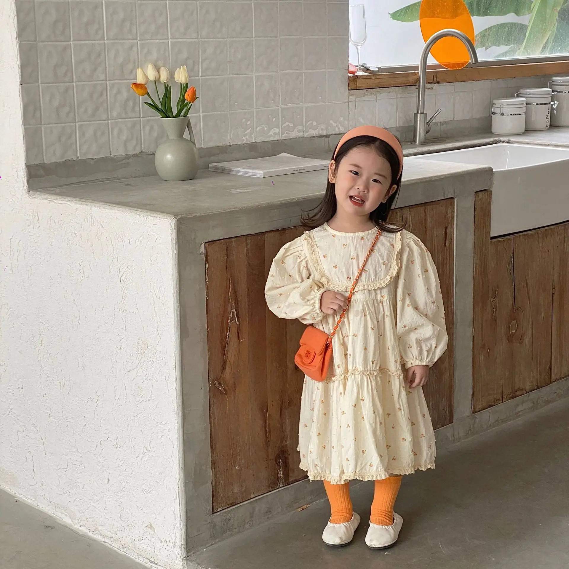 

Платье с длинным рукавом и круглым вырезом, до колена