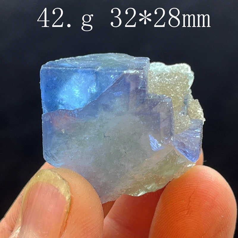 

Синий крупнозернистый флюорит (с флуоресценцией)