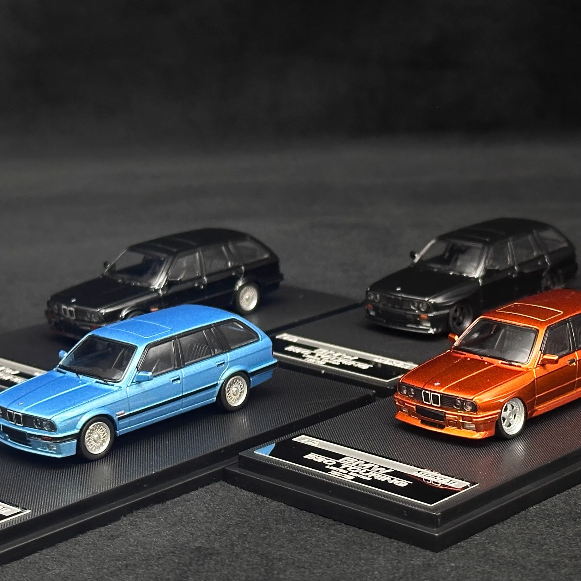 Фото Масштабная модель автомобиля BMW E30 Touring из сплава, 1:64, с открывающимися элементами №3