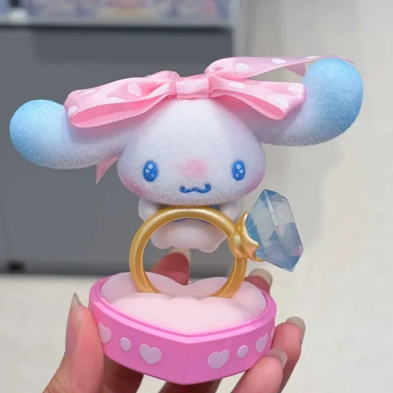 Фото Оригинальная коллекционная фигурка Cinnamoroll из серии «Наполнен любовью» в слепой коробке, кавайная флокированная статуэтка, украшение для рабочего стола, кавайный подарок-сюрприз, игрушка №3