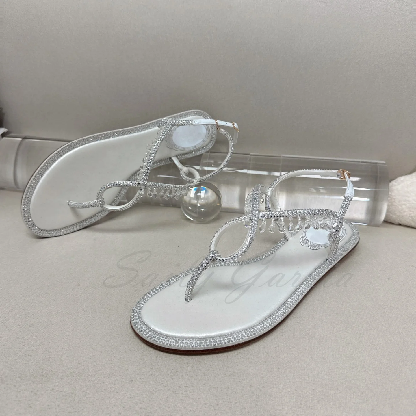 Silver Crystal Sandals Women Flip Flops Rhinestone Holiday Shoes Women Fashion Comfort Runway Buckle Strap Flat Sandals