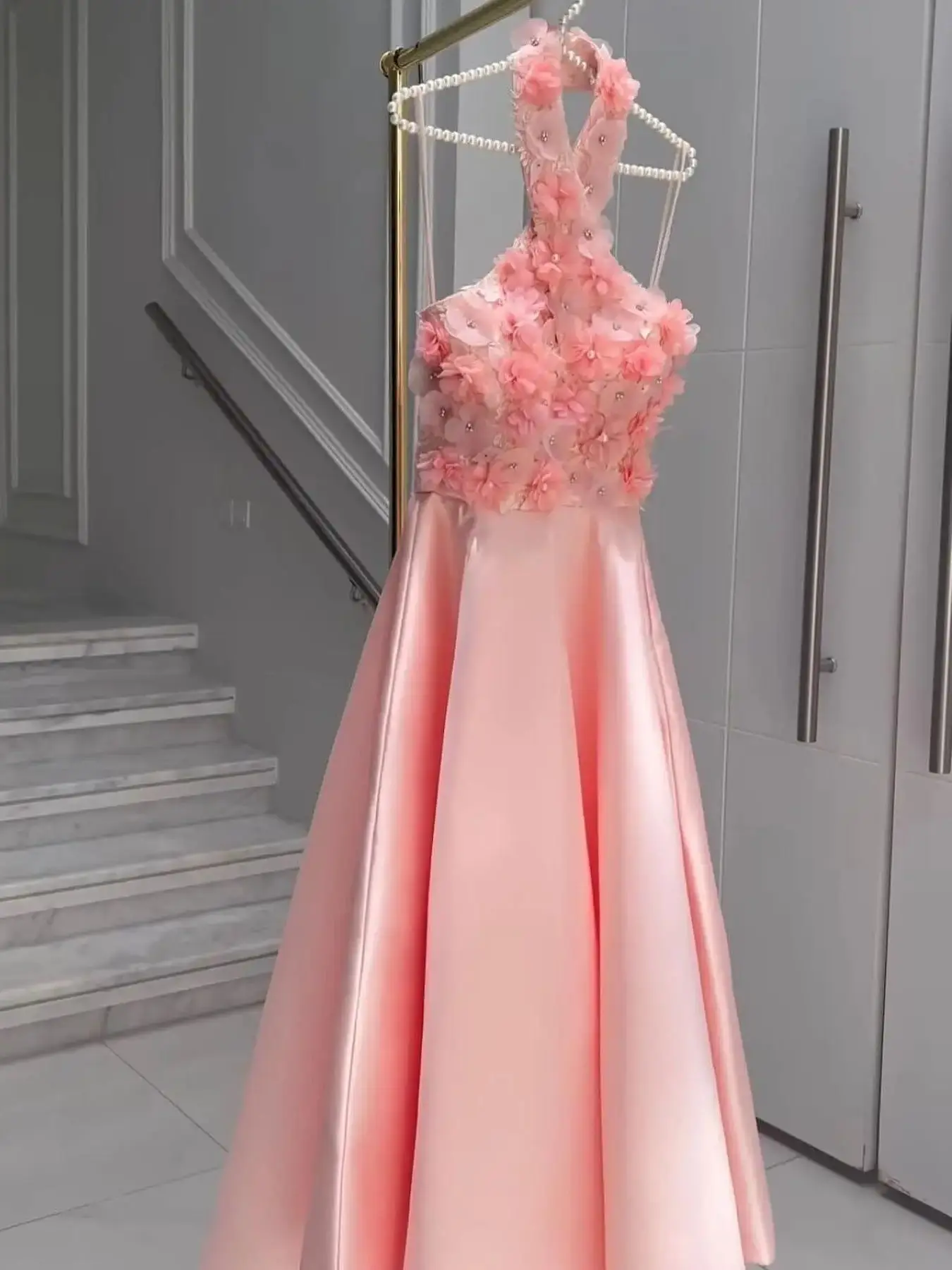 Женское атласное платье с лямкой на шее ТРАПЕЦИЕВИДНОЕ для выпускного вечера