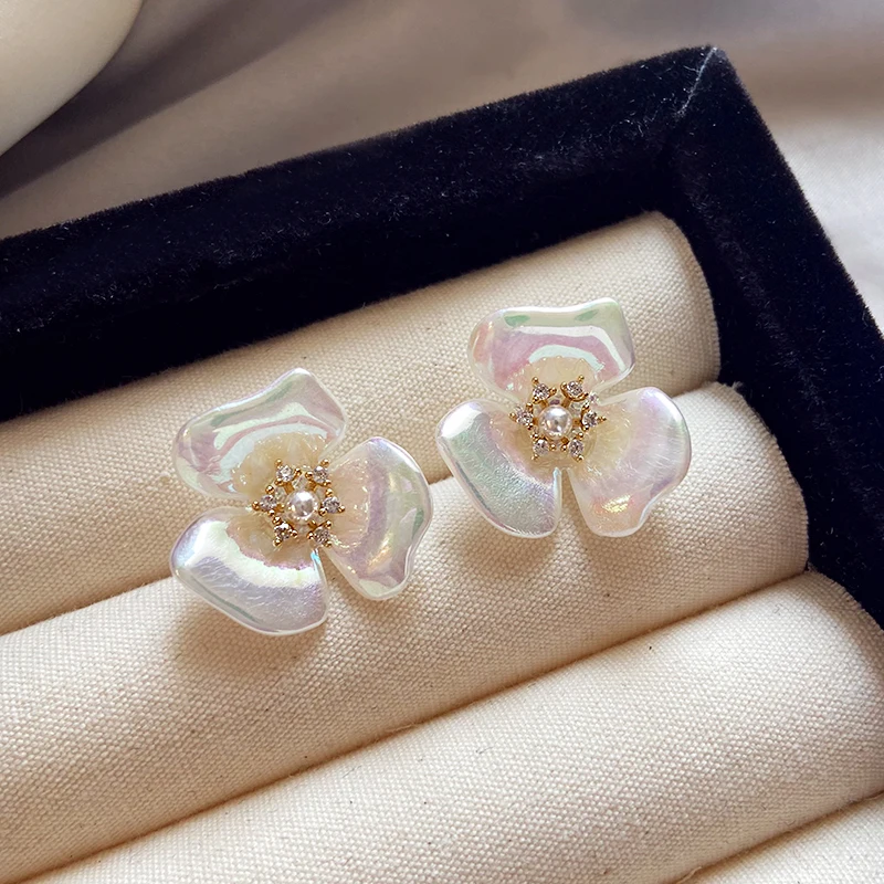 Женские серьги-гвоздики с французским жемчужным цветком легкие роскошные