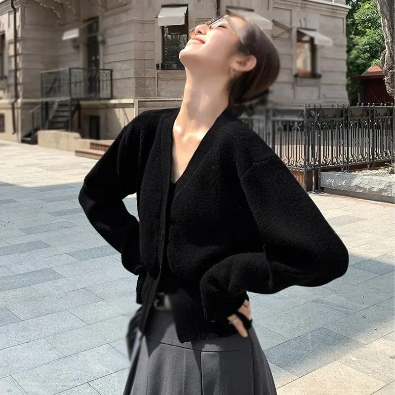 Женский трикотажный кардиган с V-образным вырезом