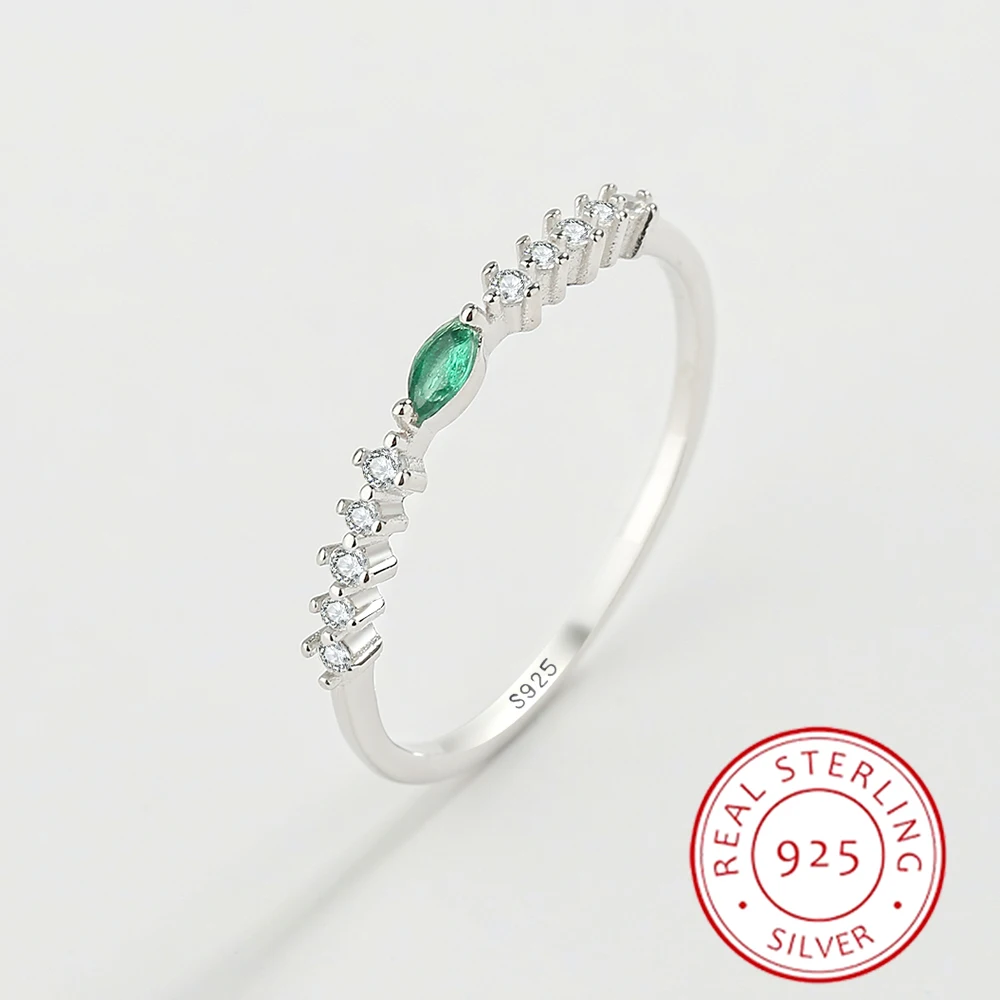 Женское кольцо из серебра 2022 пробы с изумрудом |