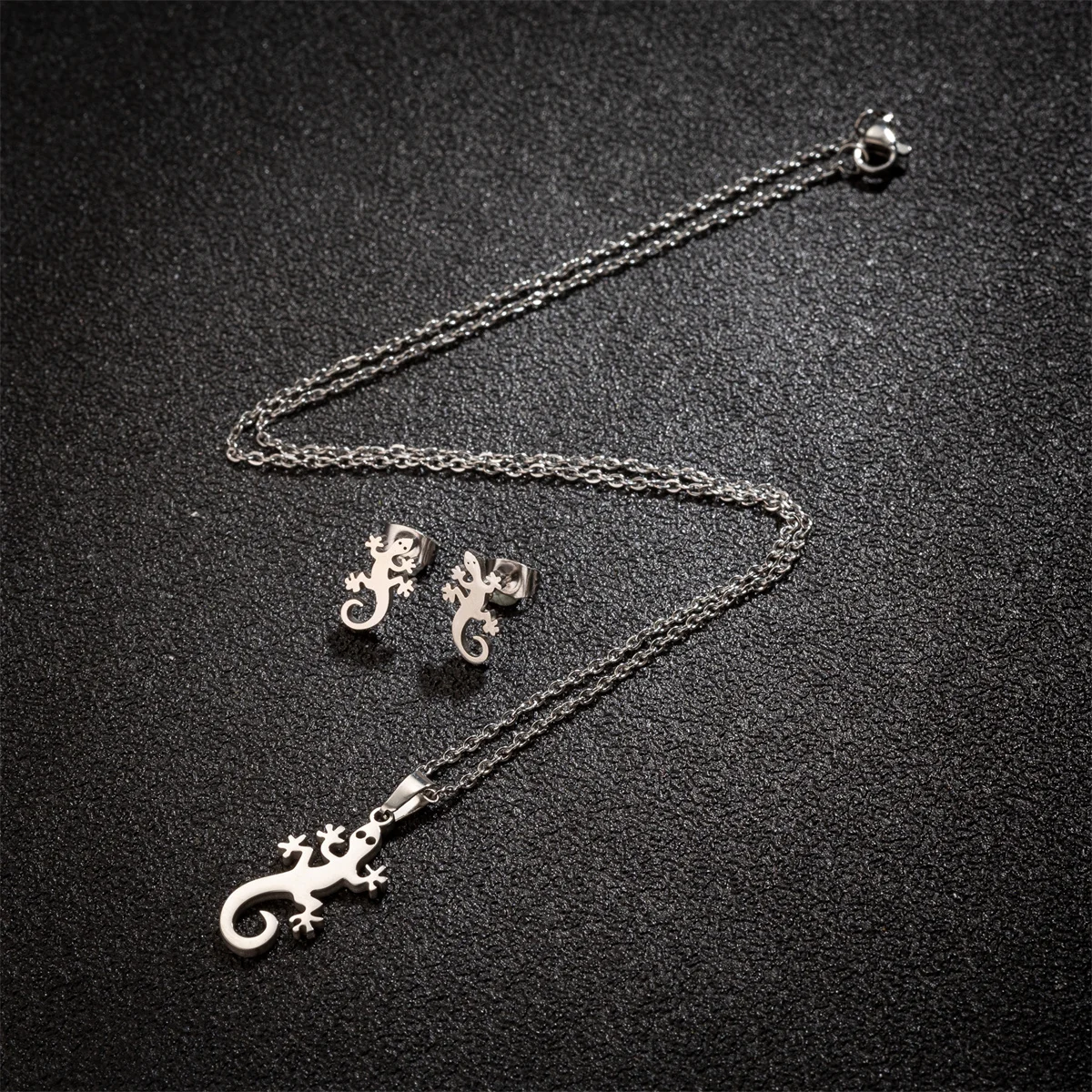Комплект из серег и ожерелья в виде ящерицы серебро 2024 пробы
