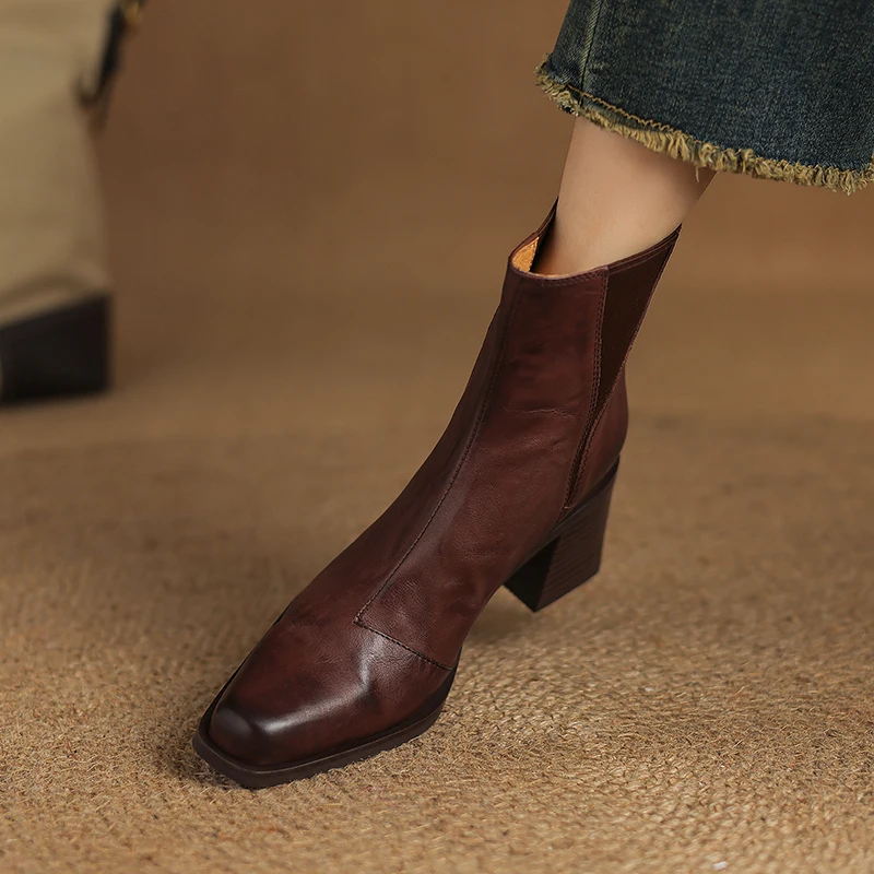 Женские ботильоны из овечьей кожи с круглым носком и заклепками