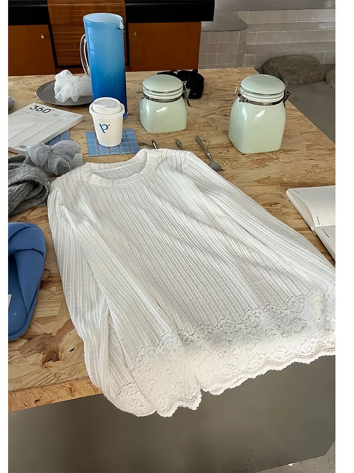 White Bottoming Shirt Women 2024 New Popular Autumn and Winter High Sense T-shirt Lace Stitching Inner wear Design Top
