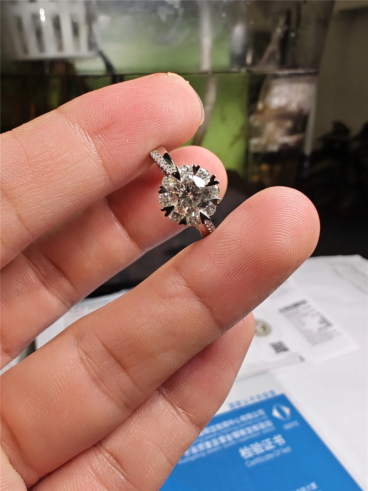 Кольцо из цельного золота 18 карат с бриллиантом выращенное в лаборатории IGI