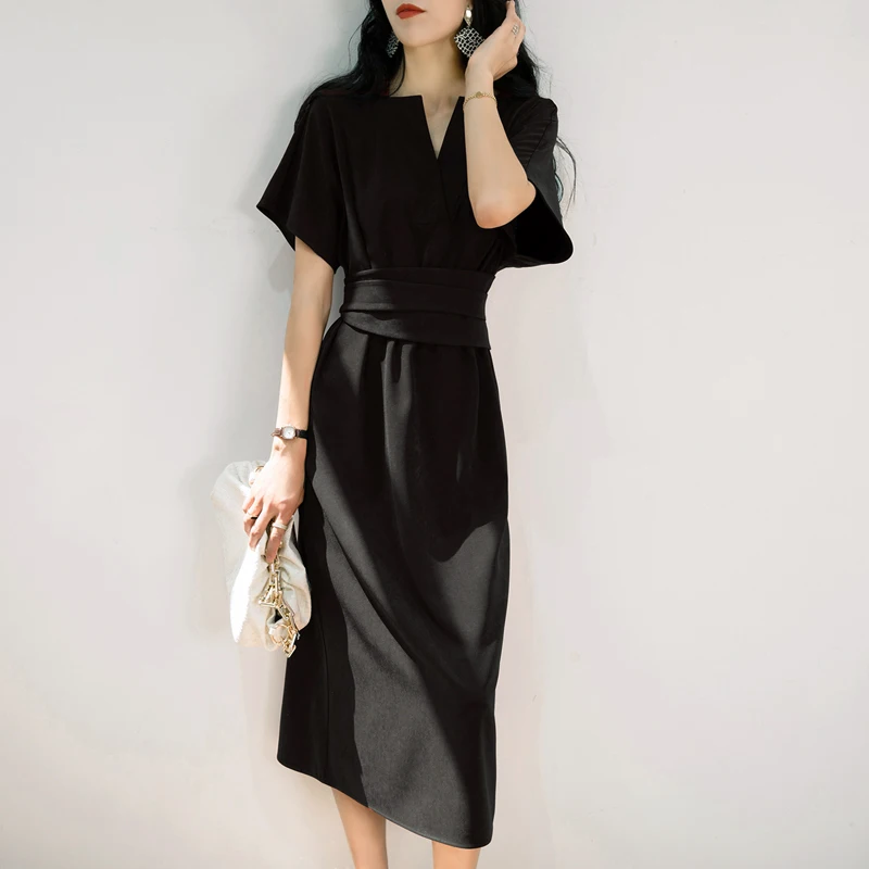 Женское длинное платье с разрезом черное облегающее в стиле ретро