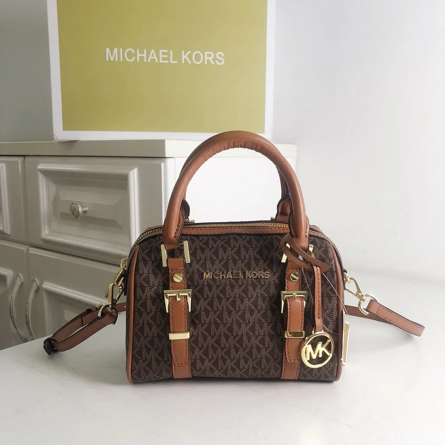 Фото Michael Kors 2026 Оригинальная классическая женская сумка MK в европейском и американском стиле, винтажная кожаная мини-сумка Boston с монограммой №4