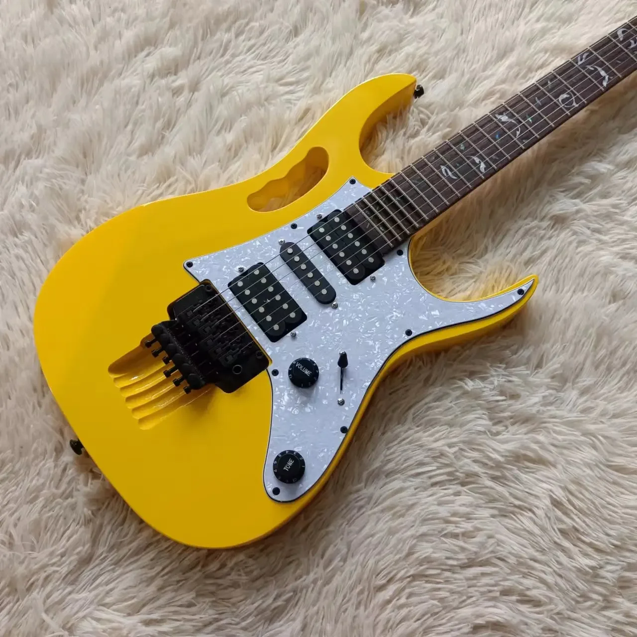 

Желтая электрическая гитара 7 sтеввай, инкрустация Древа Жизни, Floyd Rose Tremolo, фиксирующая гайка, черная фурнитура, белая, стандартная