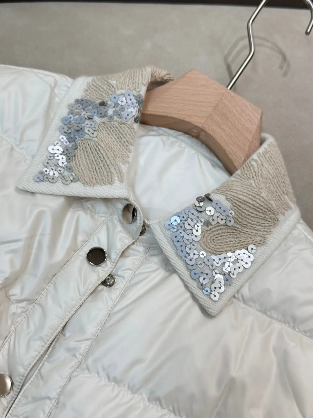 Роскошный однотонный пуховик с изысканной отделкой