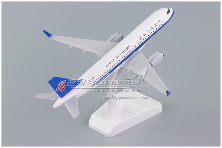 Модель самолета Air China Southern Airlines Airbus 320 A320 B-2405 из пластика ABS, длиной 19 см.