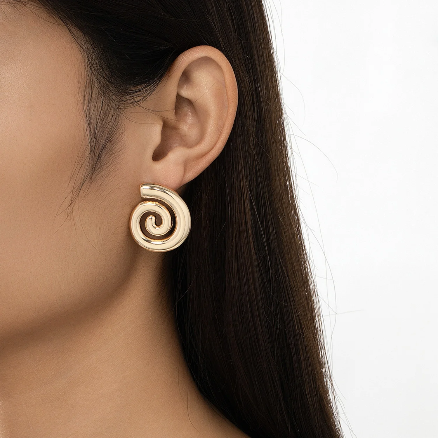 Женские серьги в виде морской улитки золотого цвета 1 пара