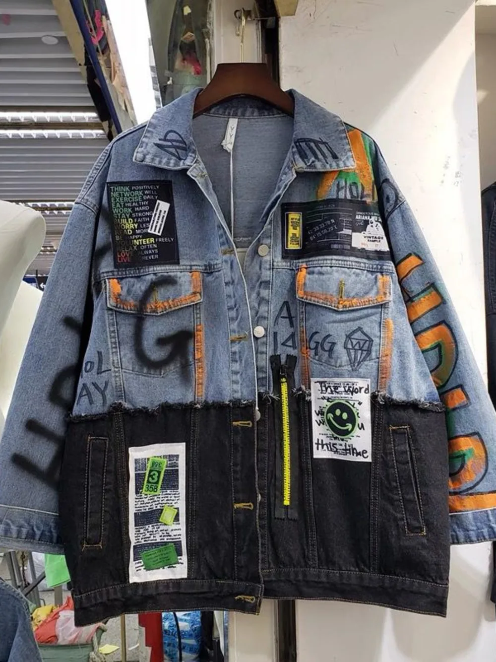 

Джинсовая куртка женская с карманами, модная уличная одежда из денима в стиле пэчворк, Свободное пальто с лацканами и принтом граффити в стиле хип-хоп