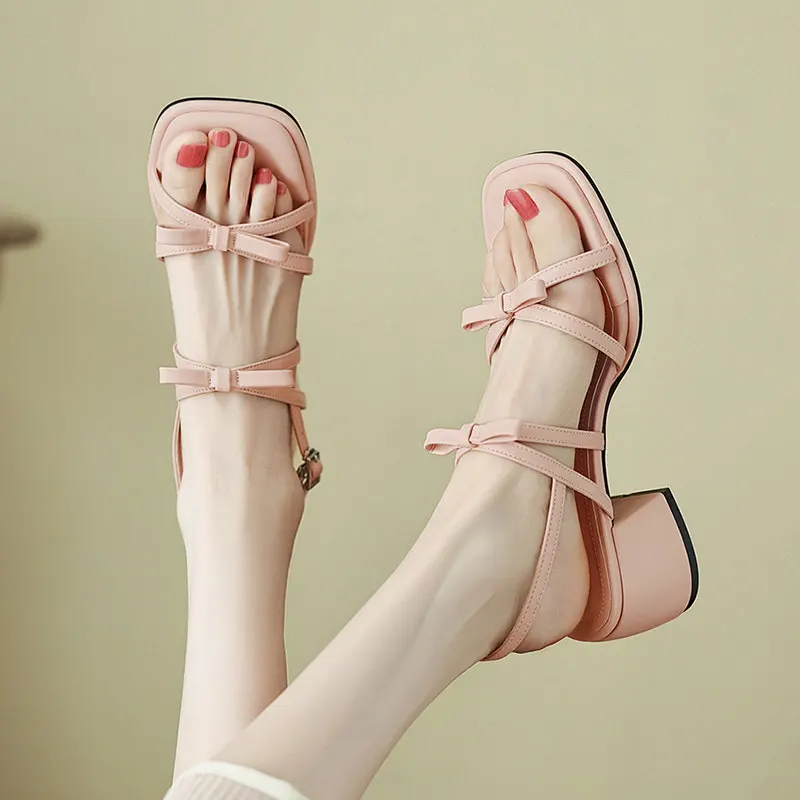 

Сандалии-гладиаторы женские на низком каблуке, босоножки с перекрестной шнуровкой, узкие ремешки, пляжная обувь, дизайнерские, розовые, серебристые, белые, на лето