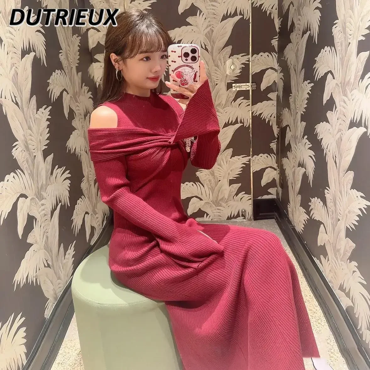 Милое милое облегающее трикотажное платье с открытыми плечами и