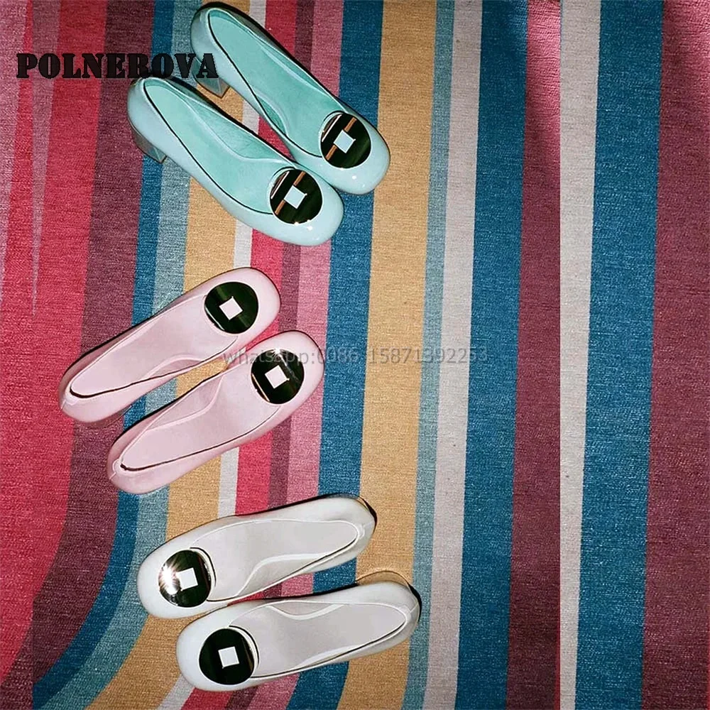 Туфли-лодочки однотонные с металлическим украшением круглым носком на массивном