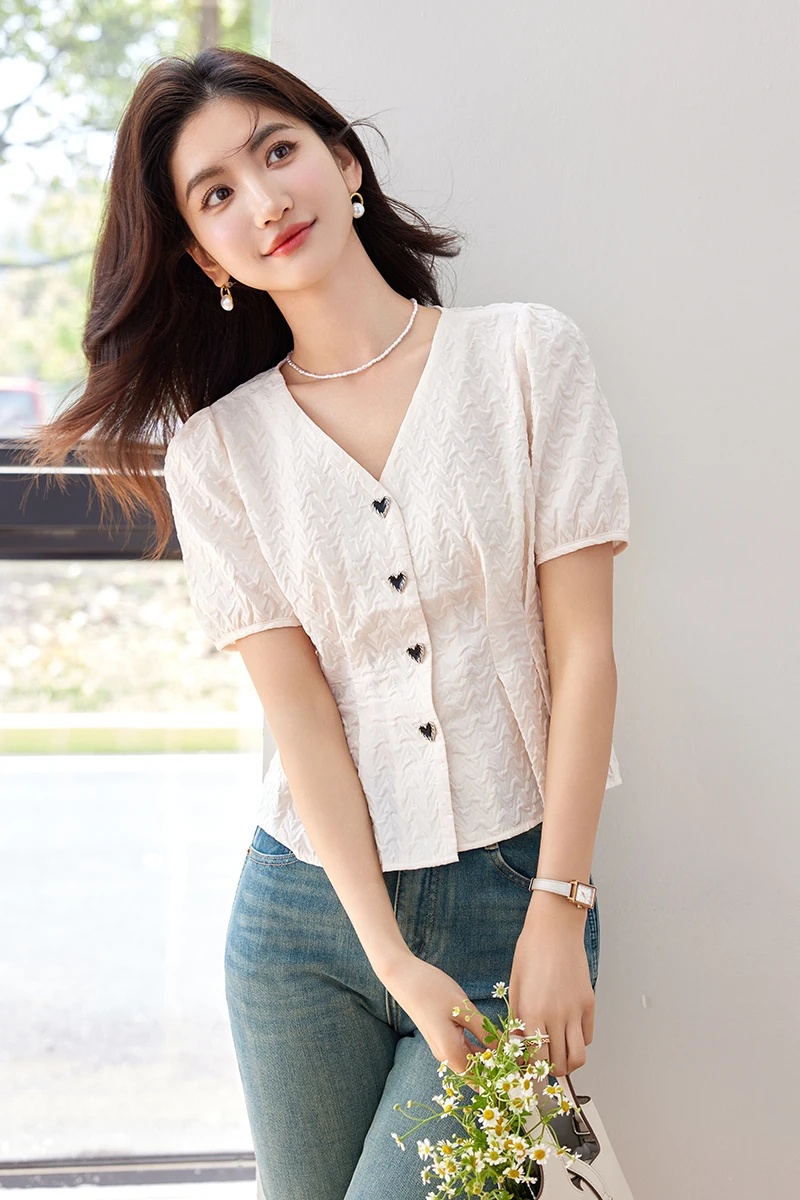 Женская офисная блузка с коротким рукавом облегающая пышными рукавами V-образным