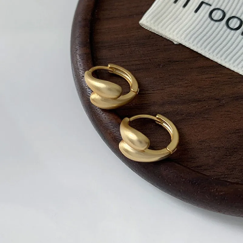 Серьги-гвоздики из металла в европейском и американском стиле