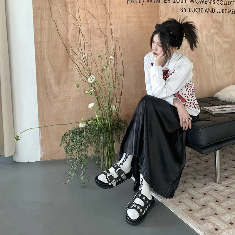 Шлепанцы женские с металлическими заклепками уличные сандалии из искусственной