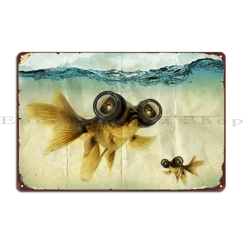 

Металлическая вывеска с линзой и рыбой