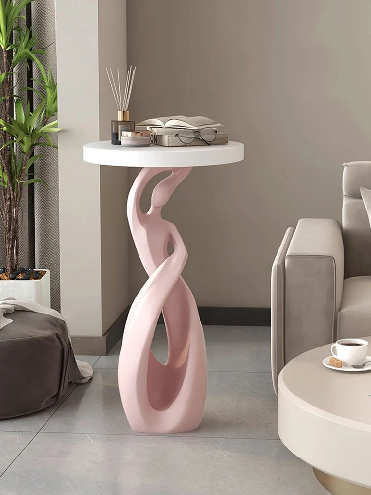 Кофейный столик в абстрактном стиле