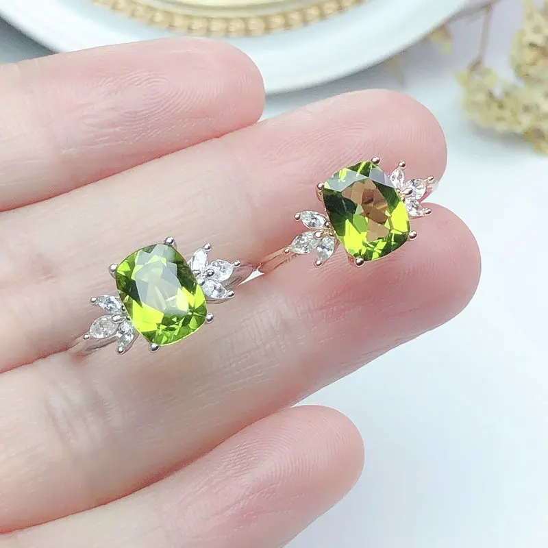 

Women's Elegant Silver Color Luxury Olivine Green Stone Rings Fashion Semi Gem Ring Exquisite Wedding Jewelry Party Accessories
