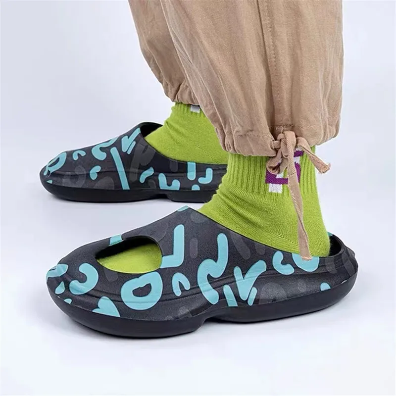 Man Women Graffiti Hole Slipper 2022 New EVA Soft Bottom Couples Outdoor Thick Sole Slipper