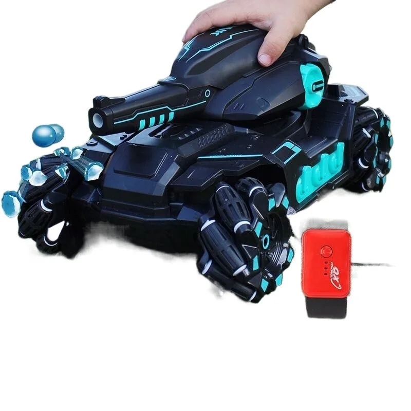 

Мекко-танк с дистанционным управлением может запускать водяные бомбы для зарядки четырехколесного привода вездеходного автомобиля детски...