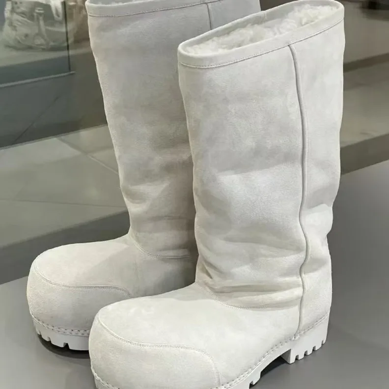 Стильные ботинки до середины икры на толстой подошве женские повседневные