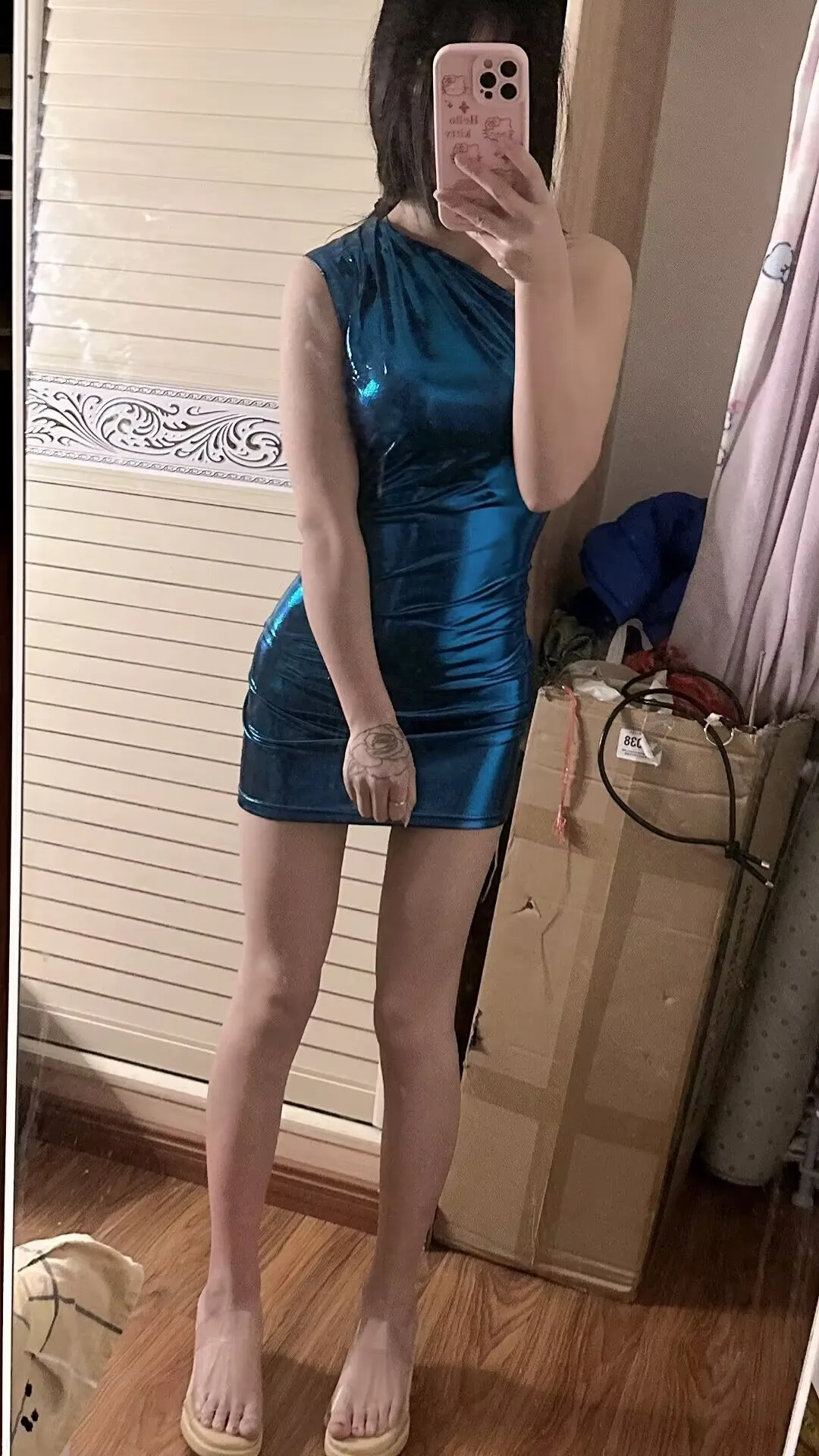 Пикантное облегающее мини-платье с косым плечом и гладкой поверхностью