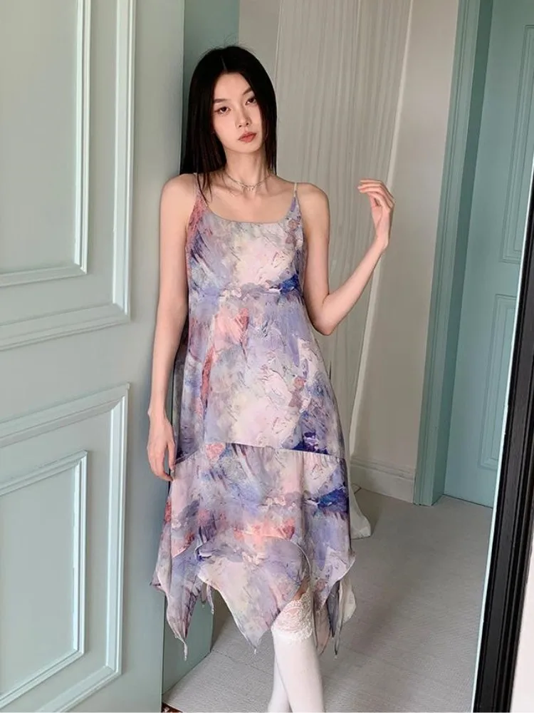 Женское платье с юбкой годе облегающее асимметричным подолом и принтом масляной