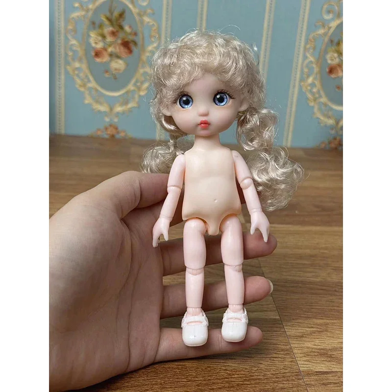 Кукла шарнирная с желтыми вьющимися волосами 17 см
