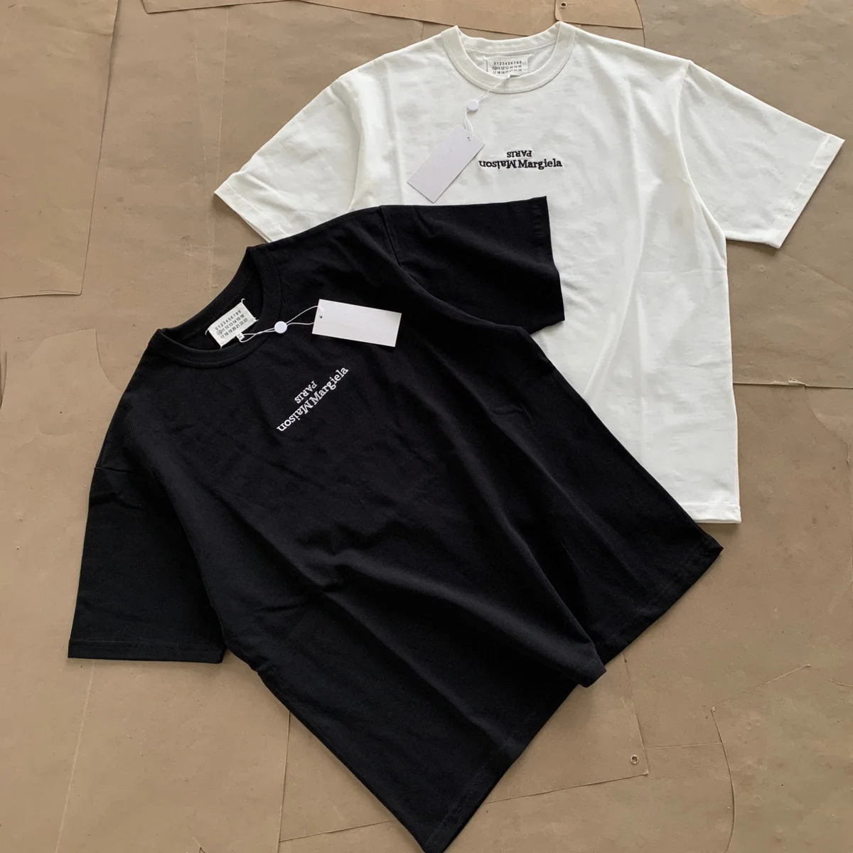 

Летняя новая свободная футболка Margiela в стиле MM6 с перевернутыми буквами и вышивкой, футболка с коротким рукавом, большие размеры, топы унисекс для мужчин и женщин