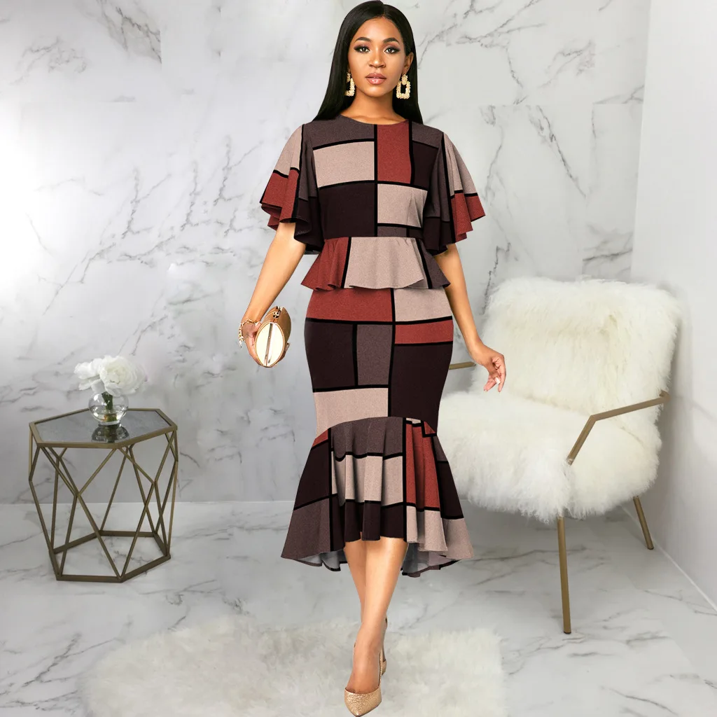 Платье на весну 2023 года с округлым вырезом и короткими рукавами-бабочками, на талии с высокой посадкой, средней длины и зауженным силуэтом в клетку для вечеринок.