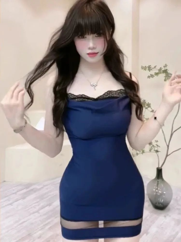 Женское облегающее платье-футляр на бретельках с сетчатой юбкой