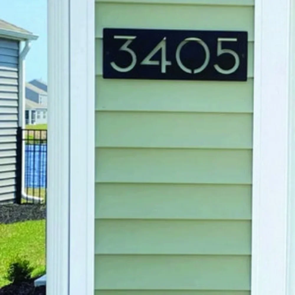 Металлическая адресная вывеска с современными номерами дома для уличного