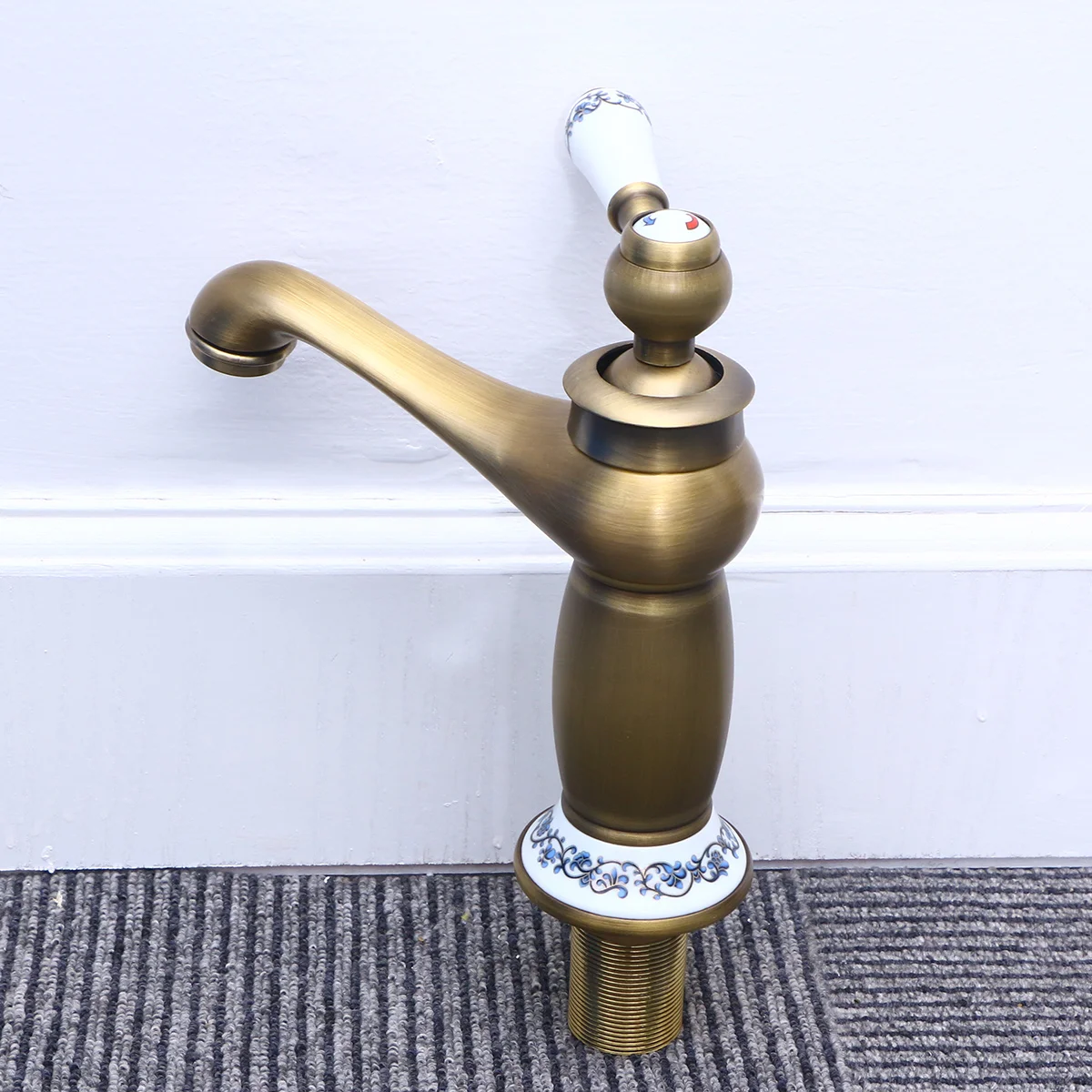 

Антикварная раковина, золотая, модная, медная, горячая и холодная, для ванной комнаты, сине-белая фарфоровая столешница