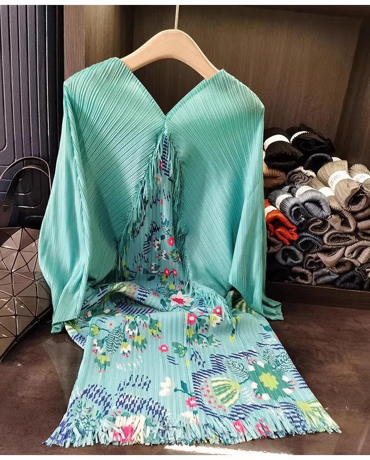 Плиссированное длинное платье миаке с V-образным вырезом и рукавами летучая мышь