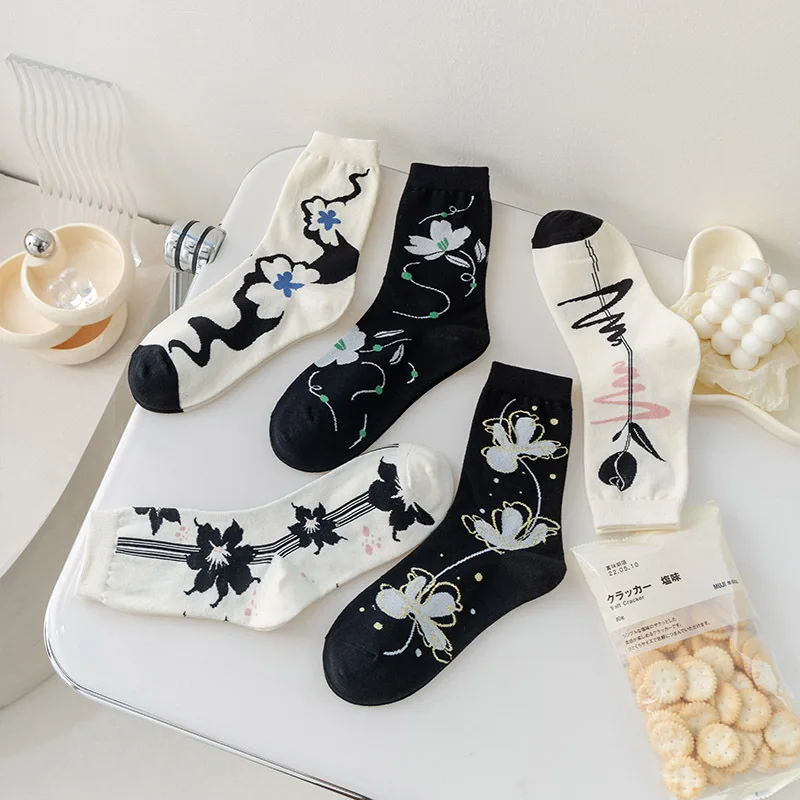 

Summer new socks female national style black mid-tube socks ink three-dimensional tulip socks personality