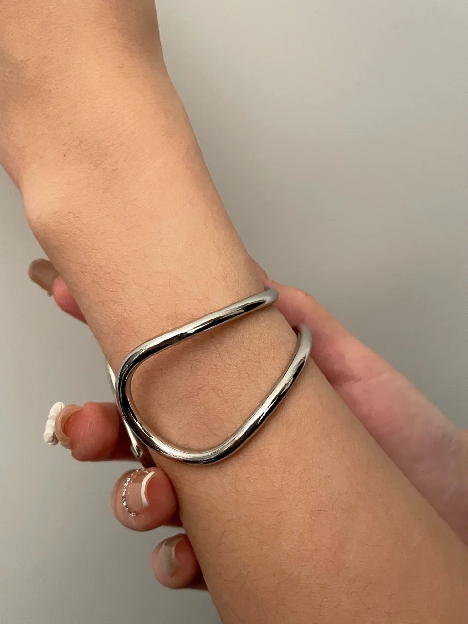 

Q Japanese niche new product, fashionable temperament, elegant opening bracelet, beautiful and easy to pair with two colors O8/4