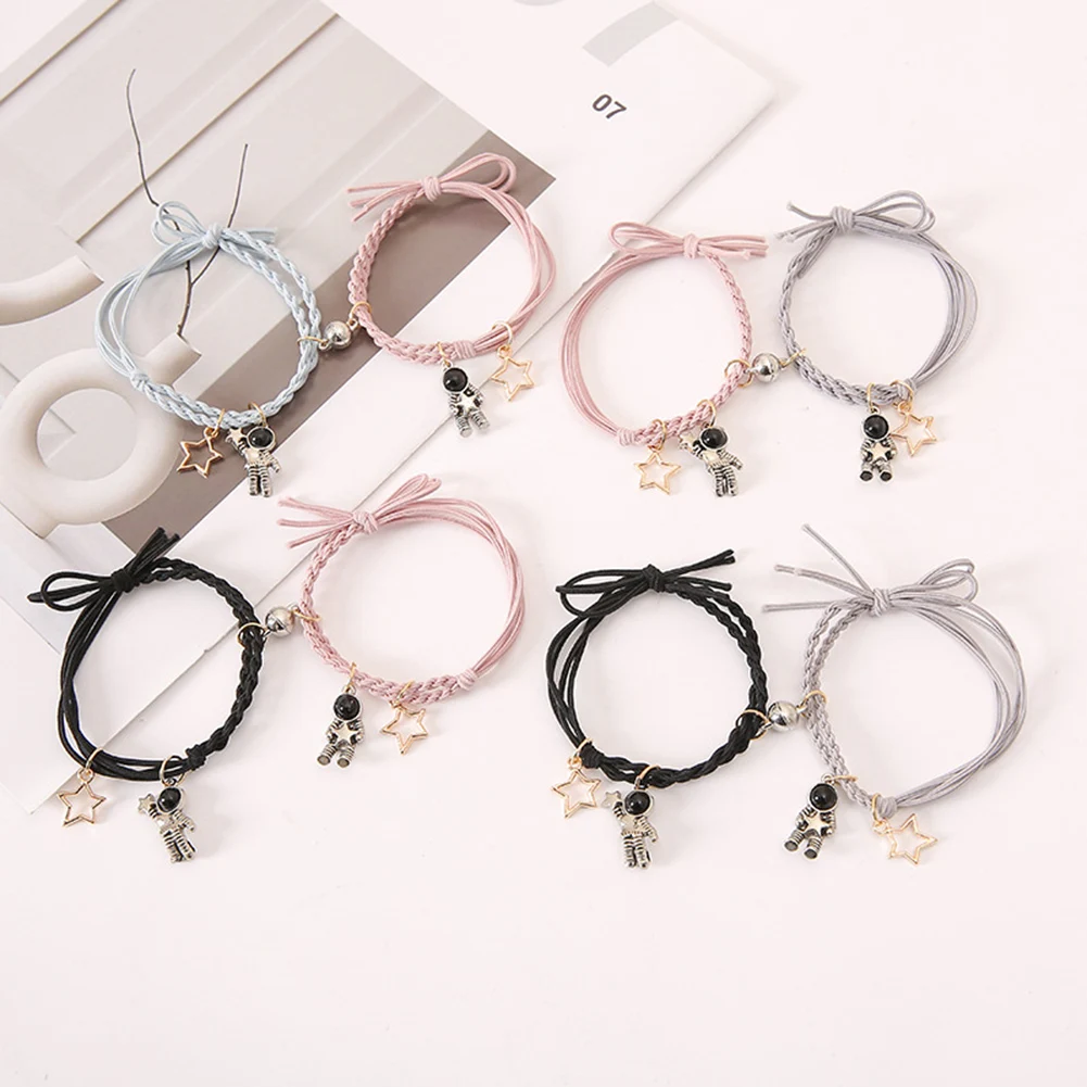 

Регулируемый браслет с подвеской в виде астронавта